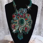 Collier plastron Dragon brodé avec un cabochon et des chips en Malachite Naturel, un beau dégradé d'un vert émeraude avec ces rocailles de couleurs